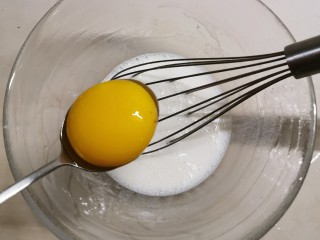 6、草莓蛋挞,放入蛋黄 搅打