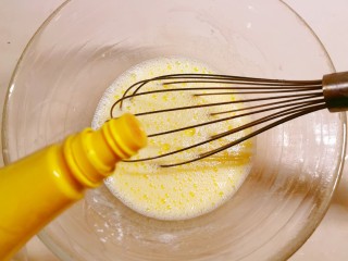 7、草莓蛋挞,滴入几滴柠檬汁搅打均匀