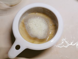 8、草莓蛋挞,用滤网过滤2遍 虑掉浮末