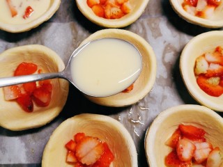 11、草莓蛋挞,倒入蛋挞液 八分满即可