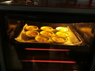 13、草莓蛋挞,烤箱预热3分钟 上下火200度 烤10分钟