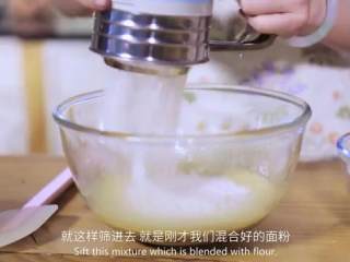 6、胡萝卜蛋糕,烤箱预热180度,把面粉筛入到碗里,用刮刀翻拌