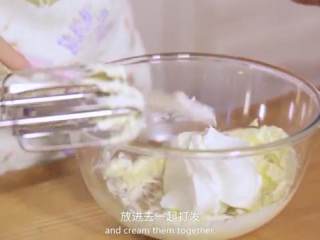 9、胡萝卜蛋糕,打发黄油,加入奶油奶酪一起打发,再倒入糖粉打发即可