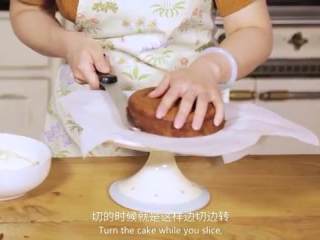 11、胡萝卜蛋糕,在蛋糕盘上垫一张纸,放上蛋糕,横向切一半