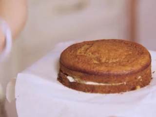 12、胡萝卜蛋糕,在下面一块放上糖霜,抹匀,再把上面一层放上去