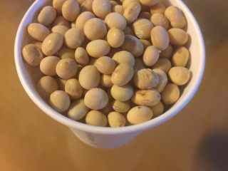 1、豆腐,黄豆一杯（一次性纸杯）