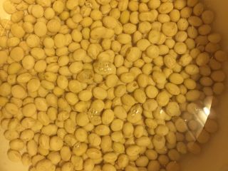 2、豆腐,用清水浸泡