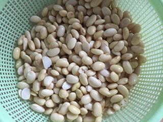 3、豆腐,泡8小时以上吧，直到手捏豆子很容易就掰成两瓣