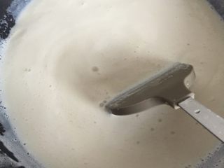 11、豆腐,慢慢搅拌豆浆以免粘锅底，所以用不粘锅煮豆浆会好一点。否则等下洗锅是件麻烦事儿。