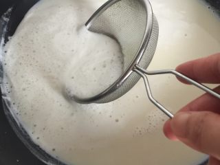 10、豆腐,开火煮豆浆，撇去浮沫