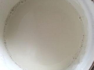 13、豆腐,准备一个有盖的锅，内酯用一点点温水溶化倒入锅内，水一定要少哦，否则豆浆会冲淡凝固不了。倒入煮开的豆浆。怕不均匀的话，可以用勺子轻轻搅拌几下。盖上盖子，静置。
