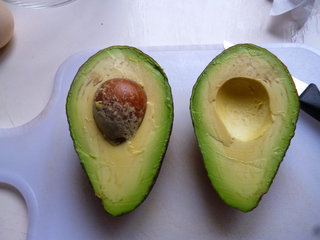 1、牛油果色拉盅,牛油果对半切开，用勺子舀出果肉，保留完整的果壳备用。