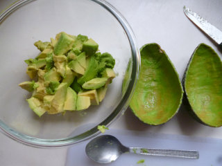 2、牛油果色拉盅,用叉子把果肉压成果泥。