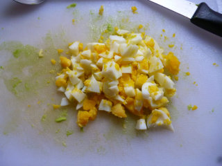 3、牛油果色拉盅,水煮鸡蛋切成小碎块备用；玉米煮熟沥干水份备用。