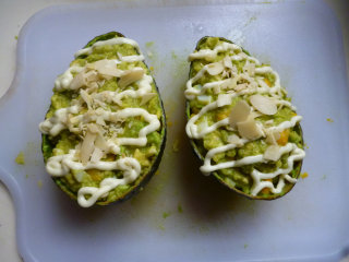 5、牛油果色拉盅,表面挤适量色拉酱，放上适量杏仁片，送入预热210烤箱，烘烤约15分钟。