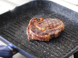 3、煎牛排,如图