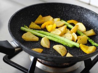 5、煎牛排,如图