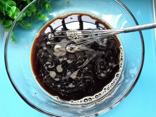 3、红糖发糕,加入160克开水搅拌至红糖融化