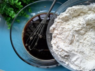 5、红糖发糕,再将面粉倒入红糖水里