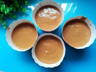 7、红糖发糕,取纸杯,将面糊倒入纸杯里7-8分满,用力震几下,震出气泡