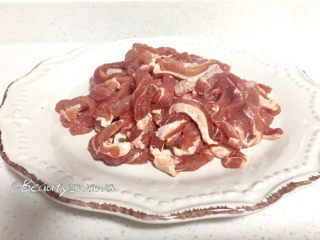 3、牛肉快手菜—姜丝牛肉,牛肉洗净，切丝备用