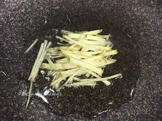 4、牛肉快手菜—姜丝牛肉,热锅倒油，油热后加入姜丝翻炒