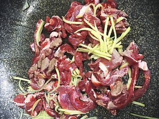 5、牛肉快手菜—姜丝牛肉,加入牛肉翻炒