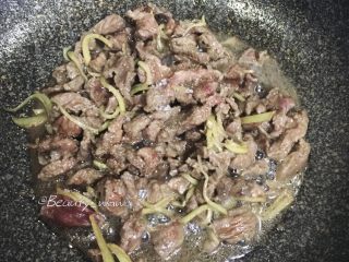 7、牛肉快手菜—姜丝牛肉,加入适量糖调味