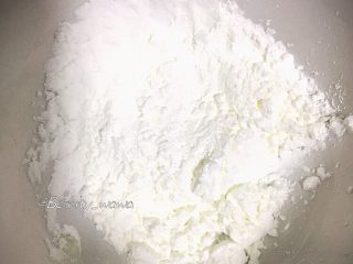 10、牛肉快手菜—姜丝牛肉,淀粉一大勺，放入碗中