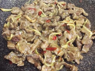 13、牛肉快手菜—姜丝牛肉,转大火，翻炒均匀