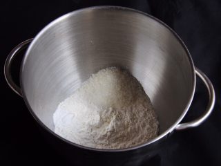 1、豆沙小餐包,高筋粉、黑麦粉、盐和细砂糖放入厨师机内。