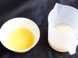 2、豆沙小餐包,鸡蛋打散，温水37度左右，发酵粉倒入孵化。