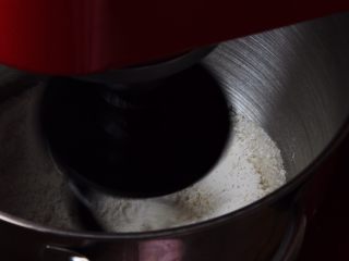 3、豆沙小餐包,启动厨师机搅拌均匀。