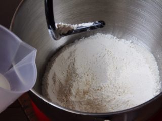 4、豆沙小餐包,加入发酵液搅拌。