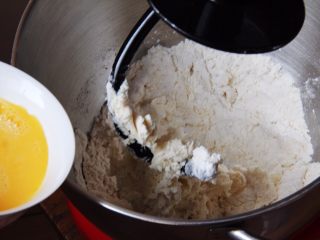 5、豆沙小餐包,再加入鸡蛋液搅拌。