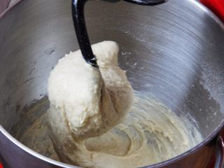 6、豆沙小餐包,这是搅拌10分钟的状态。