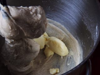 8、豆沙小餐包,加入黄油继续搅拌。