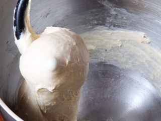 10、豆沙小餐包,这是搅拌10分钟的状态。