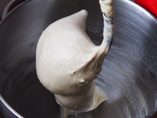 11、豆沙小餐包,20分钟后，面团可以出膜，看上去湿而不黏。