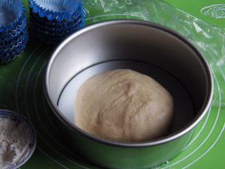 12、豆沙小餐包,整理后放入模具，盖上保鲜膜。