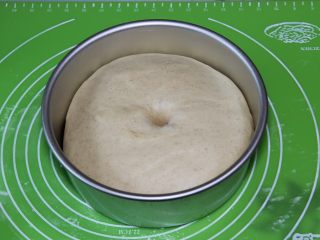 14、豆沙小餐包,发酵完成拿出，用手指戳一下不反弹，就证明发酵成功了。