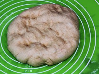 15、豆沙小餐包,拿出排气，整理。