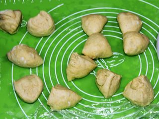 17、豆沙小餐包,再将每个剂子一分四，变成12个剂子。