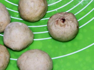 19、豆沙小餐包,像做肉馒头一样包裹，口子收紧。