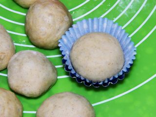 20、豆沙小餐包,头子朝下，放入纸托中。