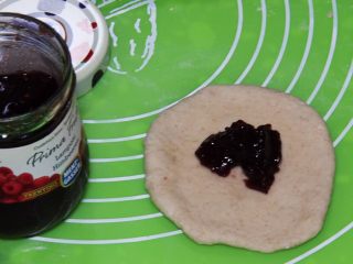 21、豆沙小餐包,也可以包果酱。