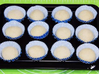 22、豆沙小餐包,全部完成后放入烤盘中。