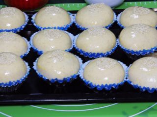 24、豆沙小餐包,发酵完成拿出，刷鸡蛋液，筛上白芝麻。