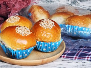 26、豆沙小餐包,烤好拿出冷却，装入保鲜袋，豆沙小餐包就完成了。