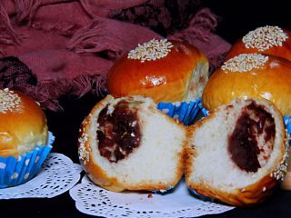 27、豆沙小餐包,切开看看里面层次不错，口感也很棒。